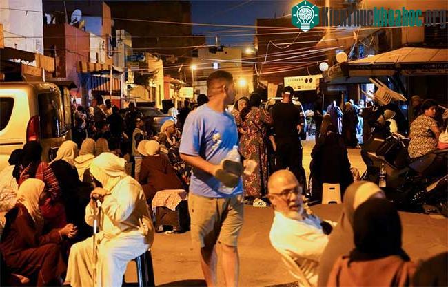 Người dân ngày 9/9 tụ tập tại Casablanca sau trận động đất mạnh ở Morocco.