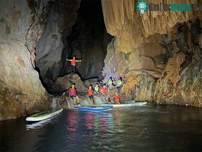 Phát hiện hang động tráng lệ trên đỉnh Trường Sơn ảnh 2