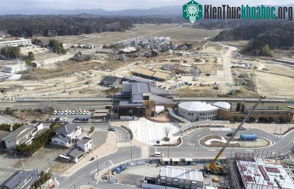 Ga tàu JR Futaba-cho ở tỉnh Fukushima đang được xây dựng lại.
