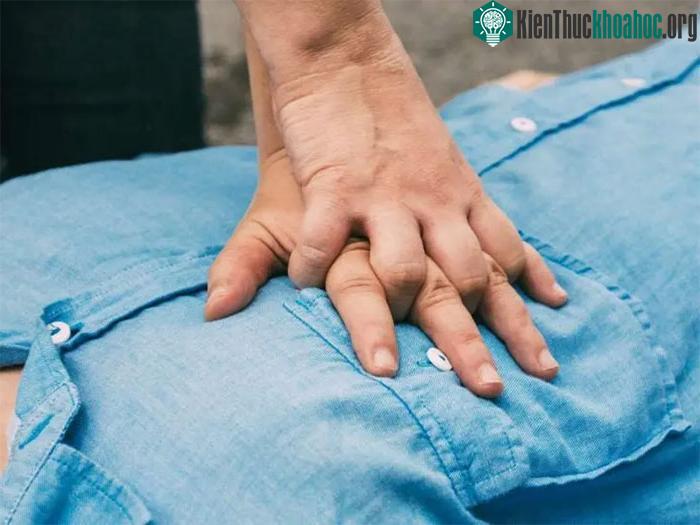 Sơ cứu cho nạn nhân bị ngạt khói bằng CPR.