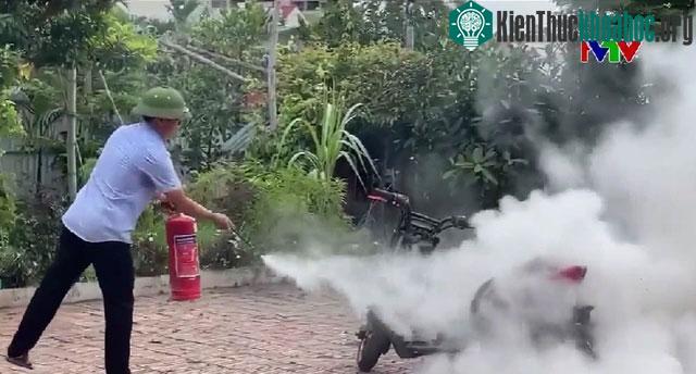 Các loại bình chữa cháy thông thường không ngăn được ngọn lửa do cháy pin xe điện