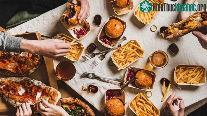 Có nhiều tác hại của thức ăn nhanh nếu ăn quá nhiều.