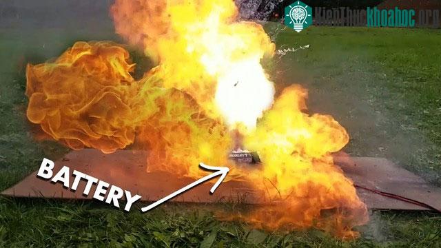 Nếu hỏa hoạn xảy ra, mọi người nên sơ tán và gọi cứu hỏa ngay lập tức thay vì cố gắng tự dập lửa.