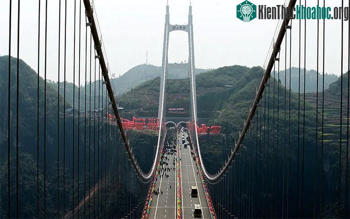 Các sợi cáp chính của cầu Ái Trại có đường kính 85cm với 169 sợi thép.