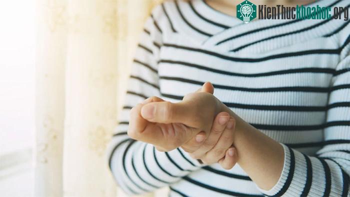Bài tập nắm chặt tay giúp làm giảm mỏi cổ tay và các ngón tay.