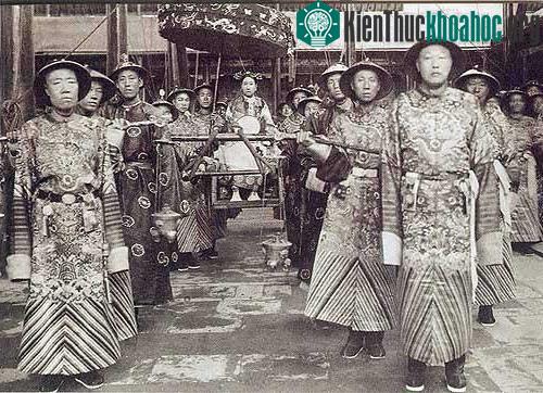 Tuỳ cấp bậc, thái giám sẽ có đặc quyền khác nhau tại Hỗn Đường Tư.