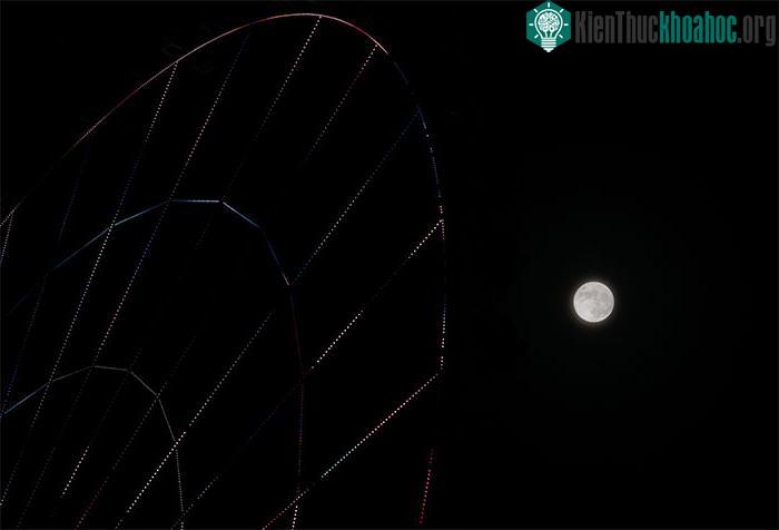 Cùng thời điểm, 21h tại thành phố Hạ Long, Mặt trăng lộ diện rõ ràng