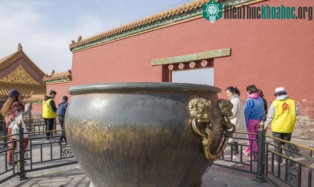 Lư đồng dùng để dập lửa kịp thời mỗi khi cung điện phát sinh hỏa hoạn.