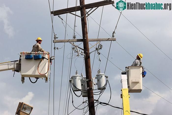 Sự phổ biến của điện áp 110V cũng liên quan đến việc tiêu chuẩn hóa.