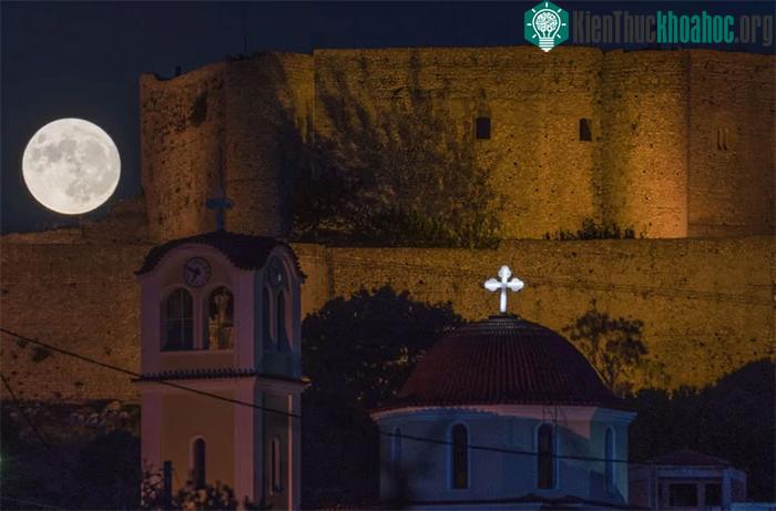 Siêu trăng đằng sau lâu đài thời trung cổ Chlemoutsi ở Kyllini, Peloponnese, Hy Lạp.