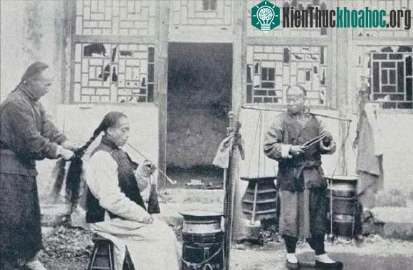 Trong quá trình cạo đầu, người thợ chỉ cần sơ sẩy cũng có thể khiến khách hàng bị thương.
