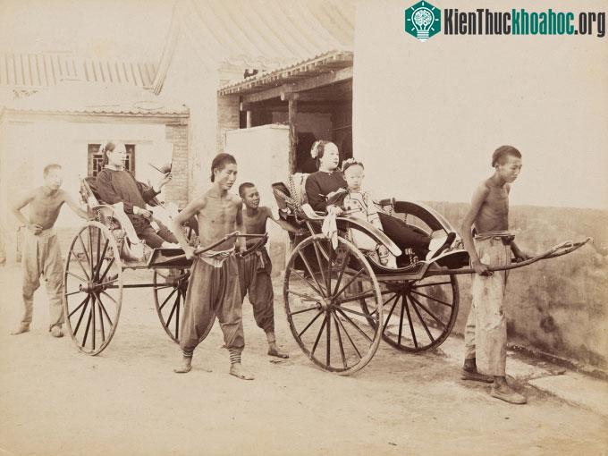 Loại xe phổ biến, thường do hai người kéo, đẩy.