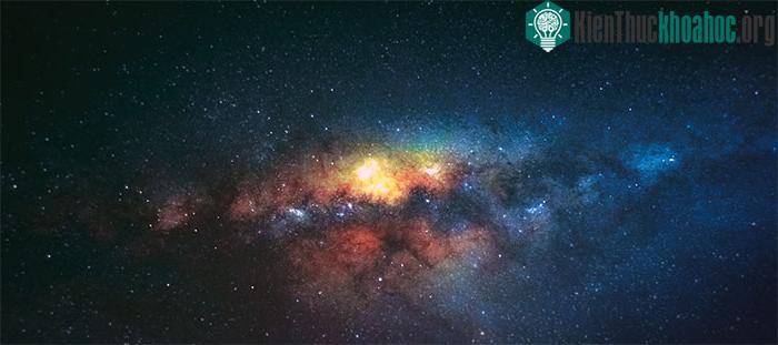 Theo thuyết Big Bang, vũ trụ là một plasma đồng nhất, nhiệt độ cao, mật độ cao...