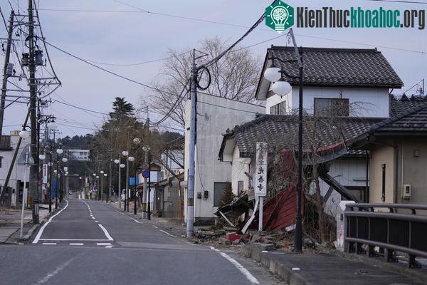 Khung cảnh vắng vẻ tại thị trấn nằm cách nhà máy điện Fukushima Daiichi 6km.