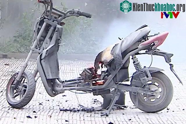 Trong thí nghiệm của VTV, đám cháy chỉ dừng lại khi pin đã cháy hết.