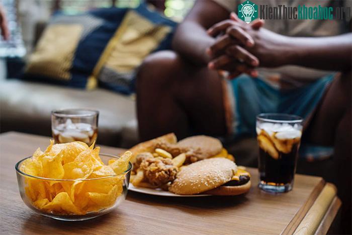 Carbs và đường trong thức ăn nhanh có thể làm tăng axit trong miệng