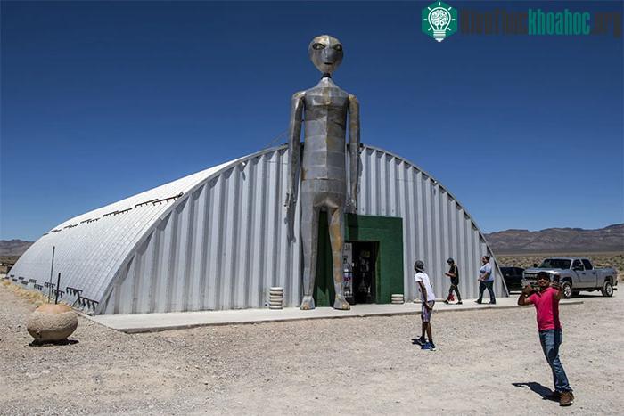 UFO từ lâu đã gắn liền với các thuyết âm mưu và sự che đậy của chính phủ từ nhiều quốc gia.