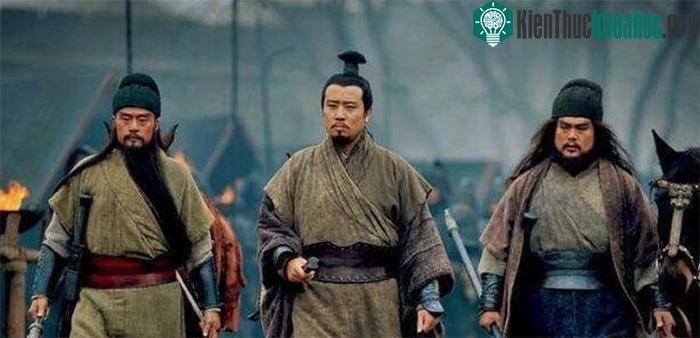 Theo mô tả trong các tài liệu lịch sử, Quan Vũ, Lưu Bị đều cao trên 1m8.