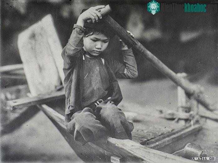 Cô bé lái đò trên vịnh Hạ Long được người Pháp chụp vào tháng 5/1927.