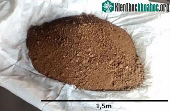 Mẫu quặng đất hiếm được khai thác từ mỏ Nậm Xê.