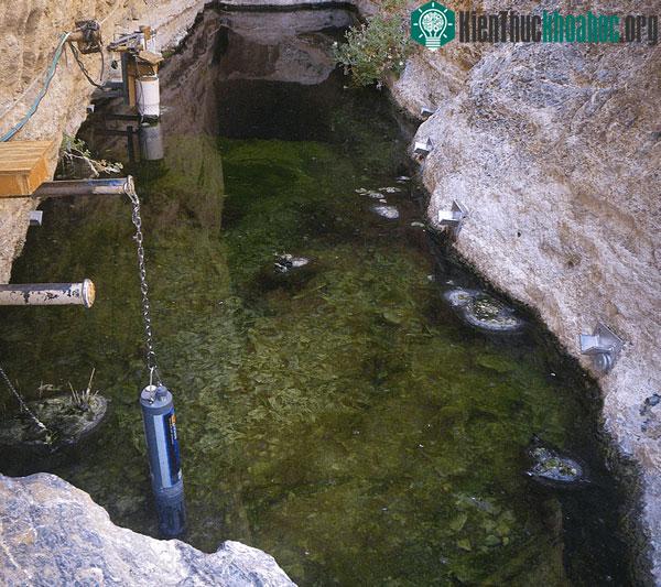 Thiết bị đo mực nước được đặt tại Hố Quỷ để theo dõi các biến động tại nơi sinh sống của cá nhộng quỷ. (Ảnh: Baidu)