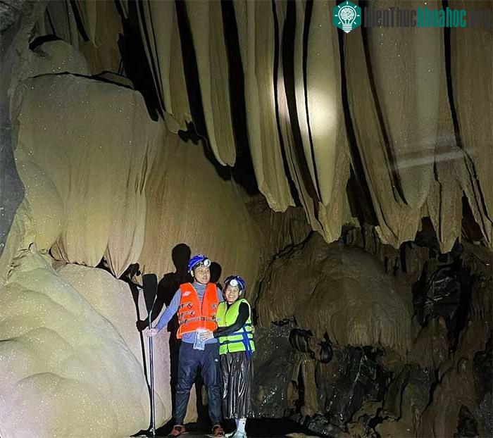 Phát hiện hang động tráng lệ trên đỉnh Trường Sơn