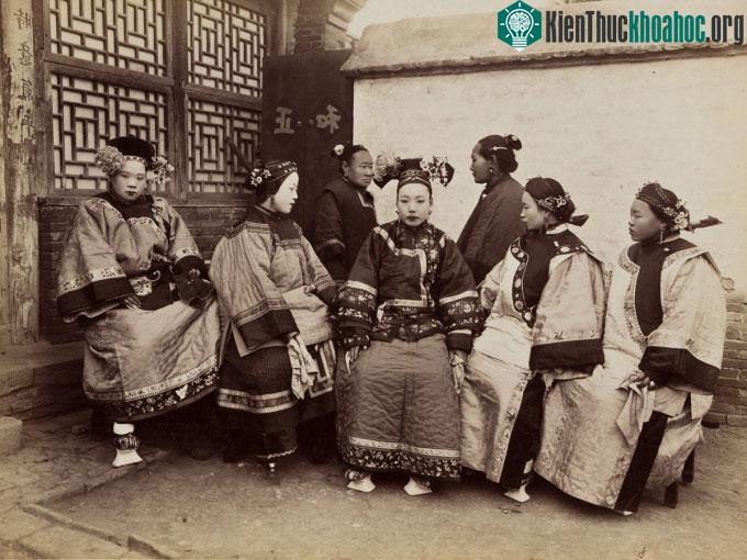 Bức hình ghi lại cách ăn vận, làm tóc của người Mãn và Hán.