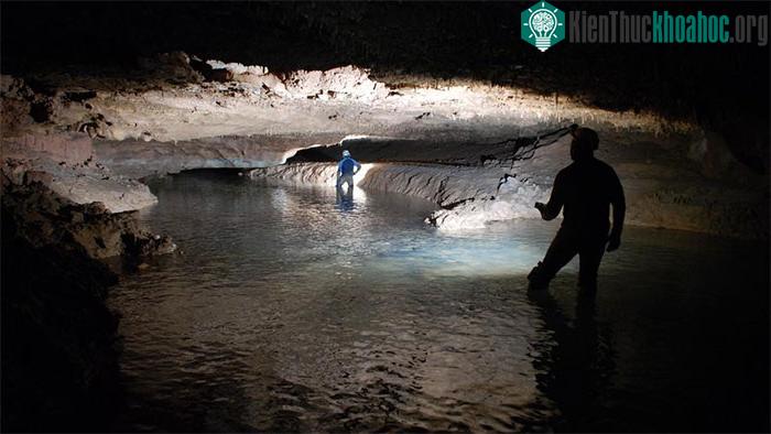 Một hang động ngập nước.