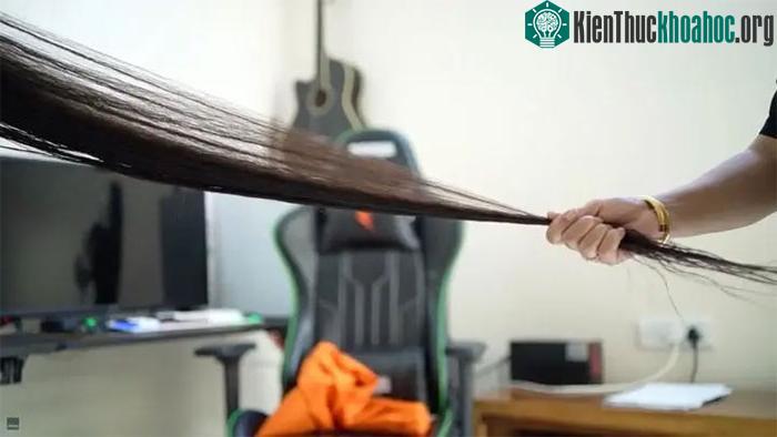 Những lọn tóc dài rất khó chăm sóc nên Chahal thường nhờ đến sự giúp đỡ của mẹ