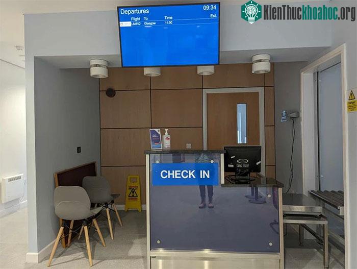 Chuyến bay của chúng tôi là chuyến duy nhất được lên lịch vào ngày hôm đó