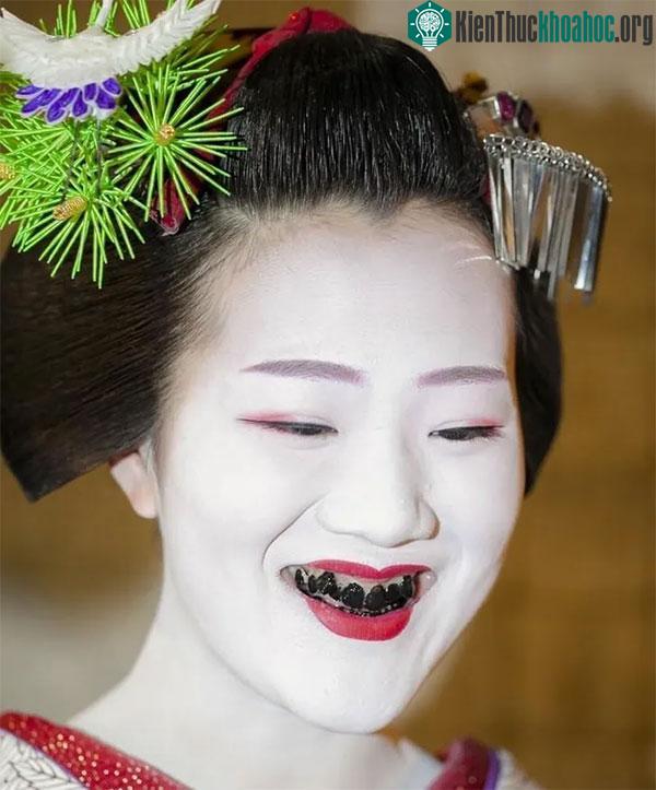 Phụ nữ răng đen ở Nhật Bản