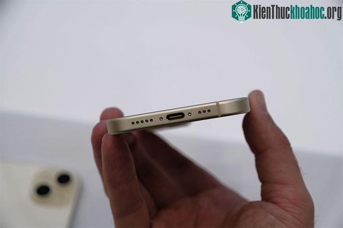 Cận cảnh cổng USB-C trên iPhone 15.