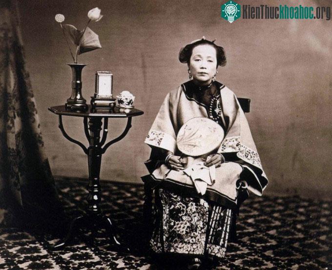 Phụ nữ giàu có bấy giờ thường để kiểu tóc búi cao, uốn phồng hai bên, đeo hoa tai to bản.