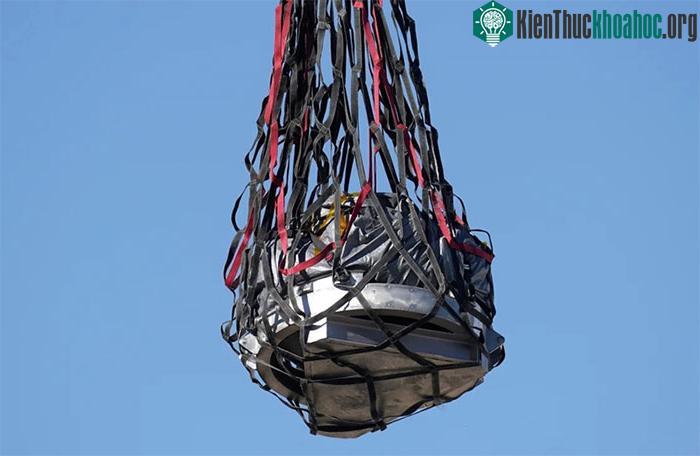 Khoang chứa mẫu vật chất chuẩn bị đáp xuống mặt đất