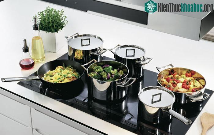 Nồi dùng cho bếp từ nên được làm bằng inox, gang, sắt hoặc thép không gỉ.