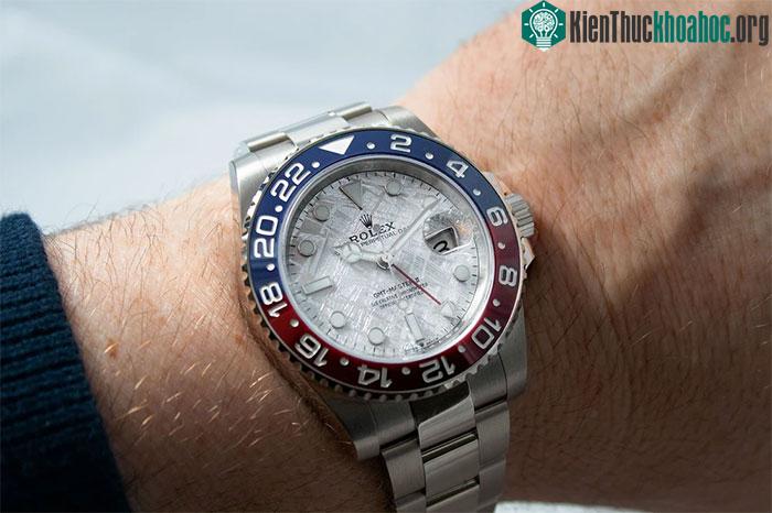 Rolex Oyster Perpetual GMT-Master II với mặt đá thiên thạch.