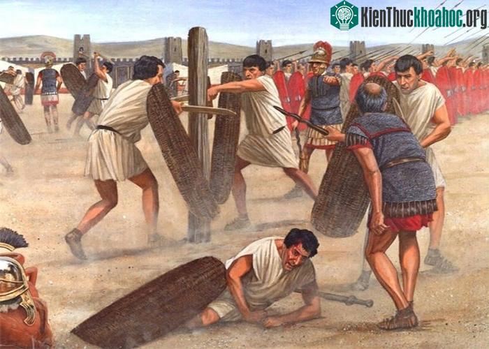 Các tân binh được dạy cách đâm nhiều hơn là chém bằng kiếm.