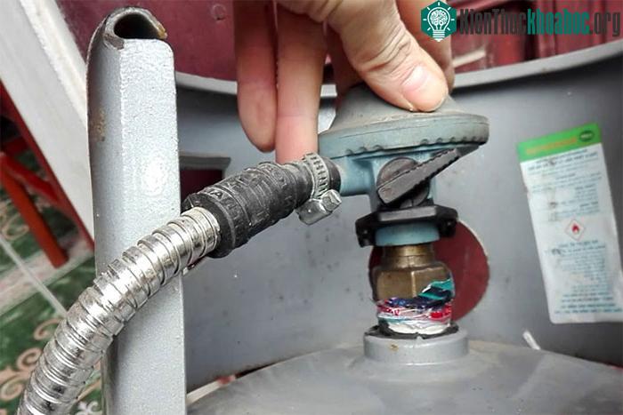 Sau khi kết thúc việc nấu nướng, người dùng nên khóa van bình gas lại để đảm bảo an toàn