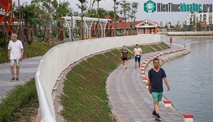 Công viên Ngọc Thụy có nhiều con đường để người dân lựa chọn khi đi tập thể dục