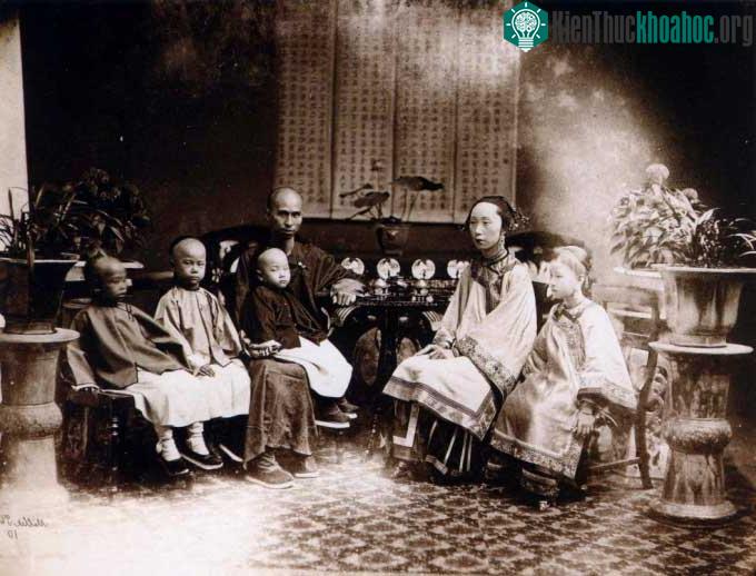 Gia đình quan lại thời Thanh. Con gái họ được bó chân từ bé.