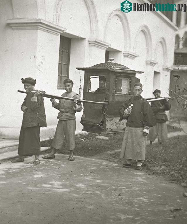 Ảnh viên quan ngồi kiệu, chụp thập niên 1860.