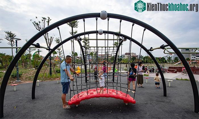 Khu vui chơi dành cho trẻ em được bố trí cầu trượt, đu quay, ghế ngồi hình các con vật...