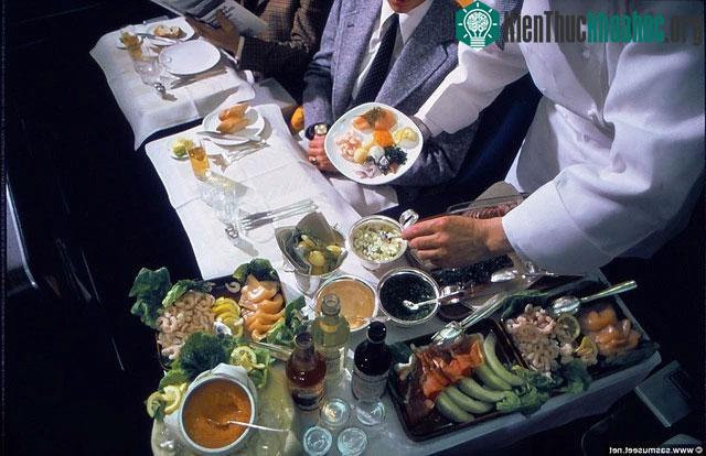 Những năm 1980, trứng cá muối vẫn có trong thực đơn ở khoang hạng nhất