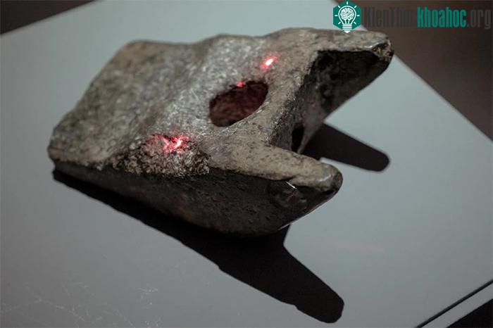 Các vật đào lên có vẻ khác thường và lâu đời