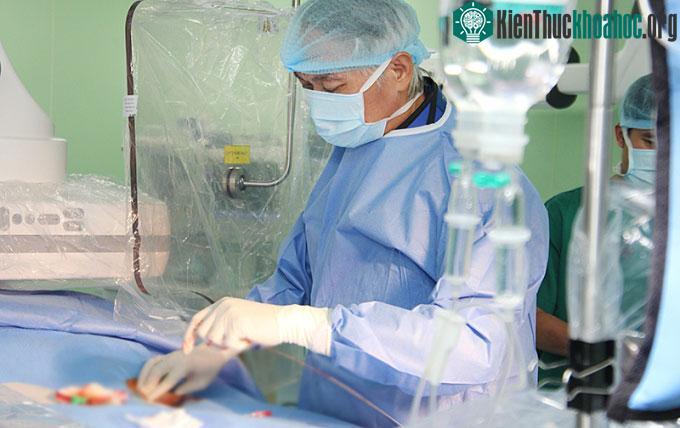Bác sĩ can thiệp cho bệnh nhân nhồi máu cơ tim cấp.