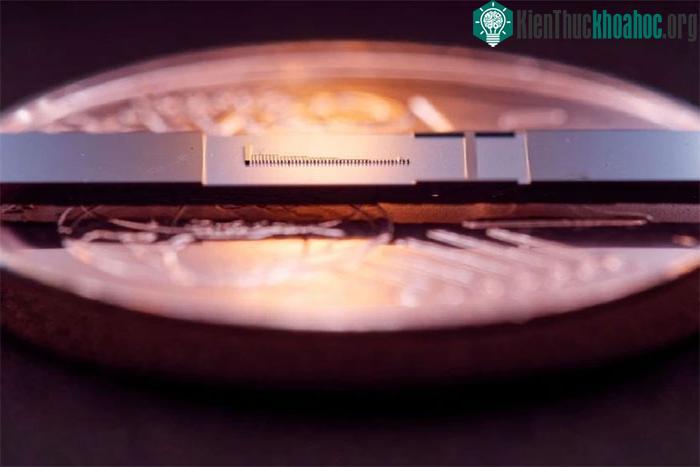 Chế tạo thành công máy gia tốc hạt nhỏ nhất thế giới, có kích thước chỉ bằng đồng xu.