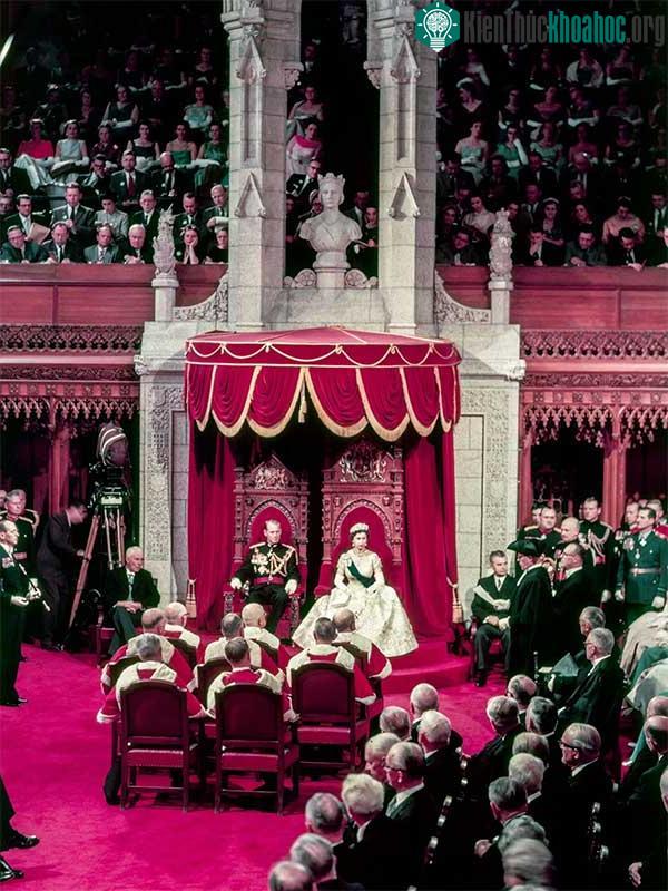 Nữ hoàng Elizabeth II và hoàng thân Philip