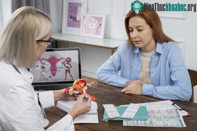 Nhân viên y tế tư vấn về ung thư cổ tử cung cho một phụ nữ.
