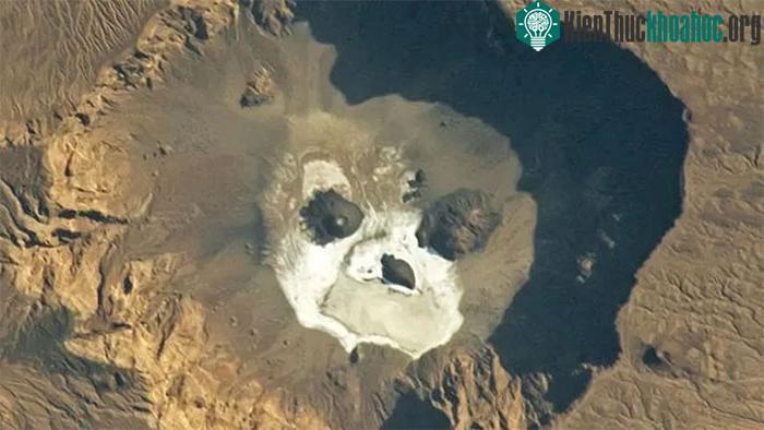 Phi hành gia ghi lại ảnh đầu lâu khổng lồ phát sáng ở Sahara.