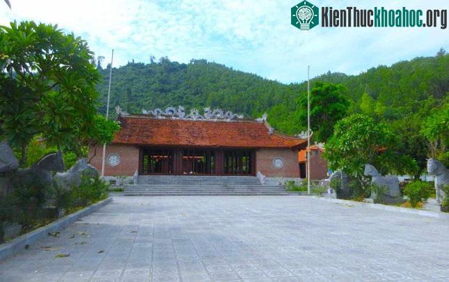 Đền thờ Vua Hồ ở xã Ngọc Sơn (huyện Quỳnh Lưu, Nghệ An) được khởi dựng từ năm 1403.